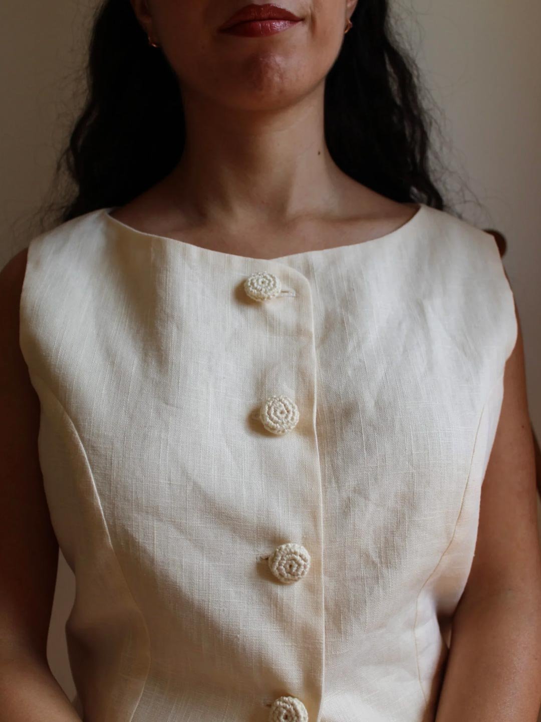 alice-capitulo-habitar-chaleco-crudo-lino-02